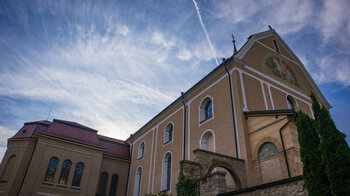 Blick auf die Fassade des Benediktinerklosters Beuron