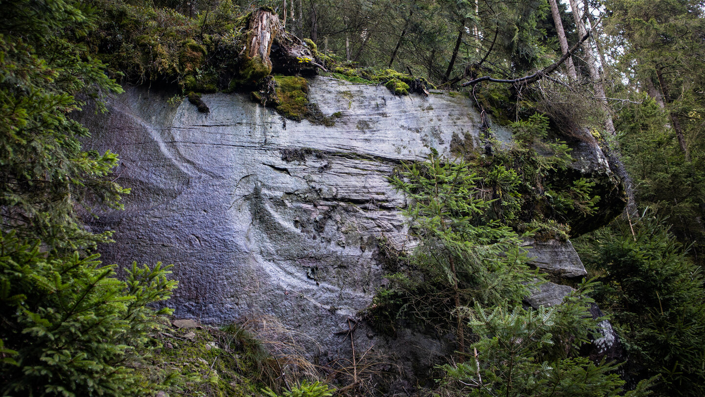 unterhalb der Teufelskanzel säumen spektakuläre Felsen die Wanderung