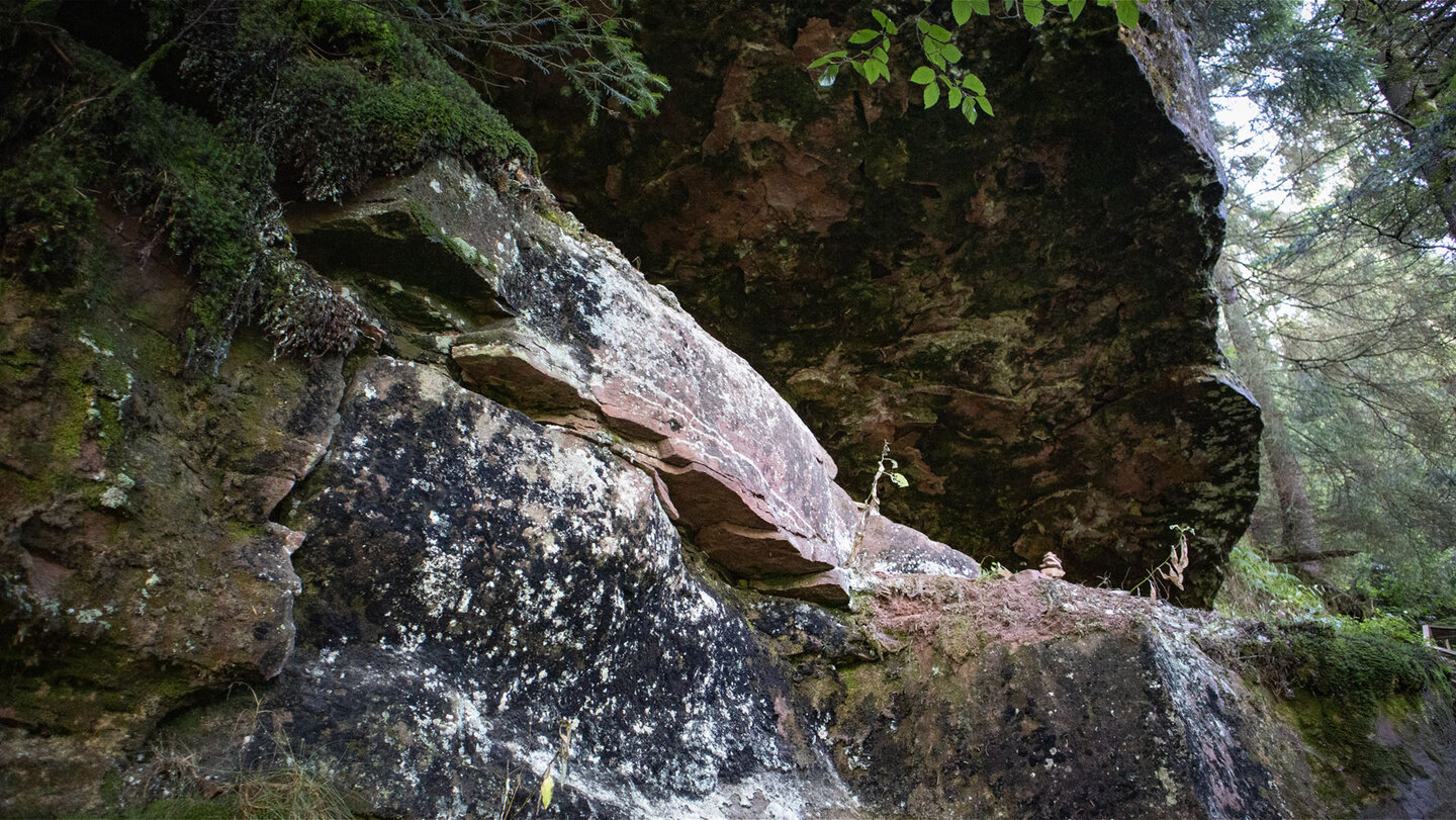 bemooste Felsformationen beim Teufelskanzelweg in der Nähe von Bad Griesbach