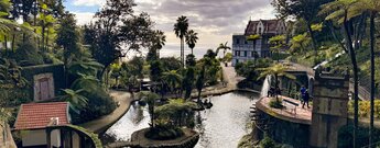 Blick zum Monte Palace über einen Teich im Monte Palace Tropical Garden in Funchal Blick zum Monte Palace im Monte Palace Tropical Garden in Funchal