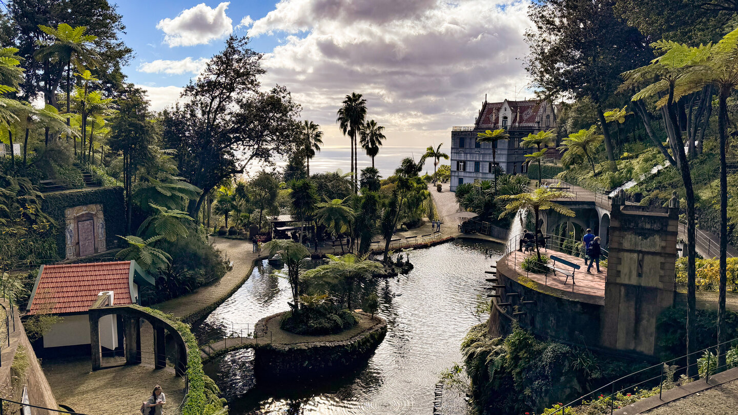 Blick zum Monte Palace über einen Teich im Monte Palace Tropical Garden in Funchal Blick zum Monte Palace im Monte Palace Tropical Garden in Funchal