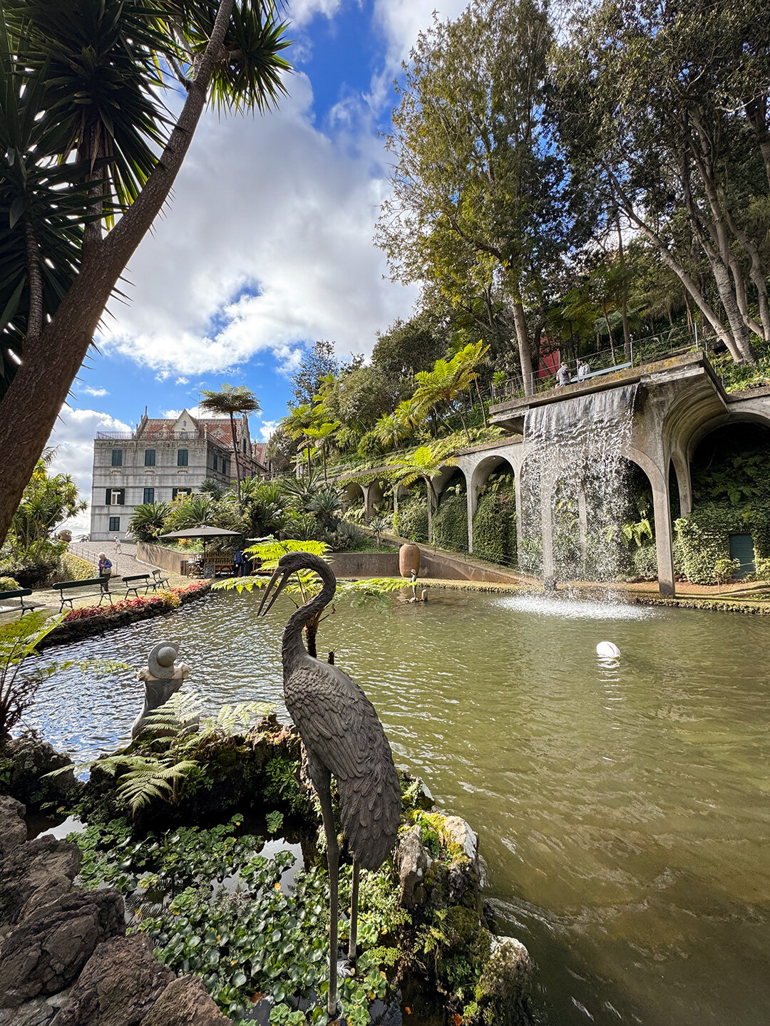 künstliche Wasserkaskade am Teich im Monte Palace Tropical Garden in Funchal künstliche Wasserkaskade am Teich im Monte Palace Tropical Garden