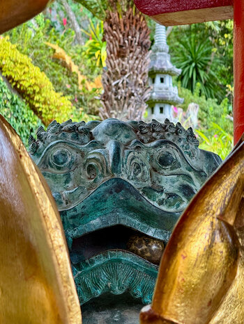 Wächterlöwe im asiatischen Bereich des Monte Palace Tropical Garden in Funchal