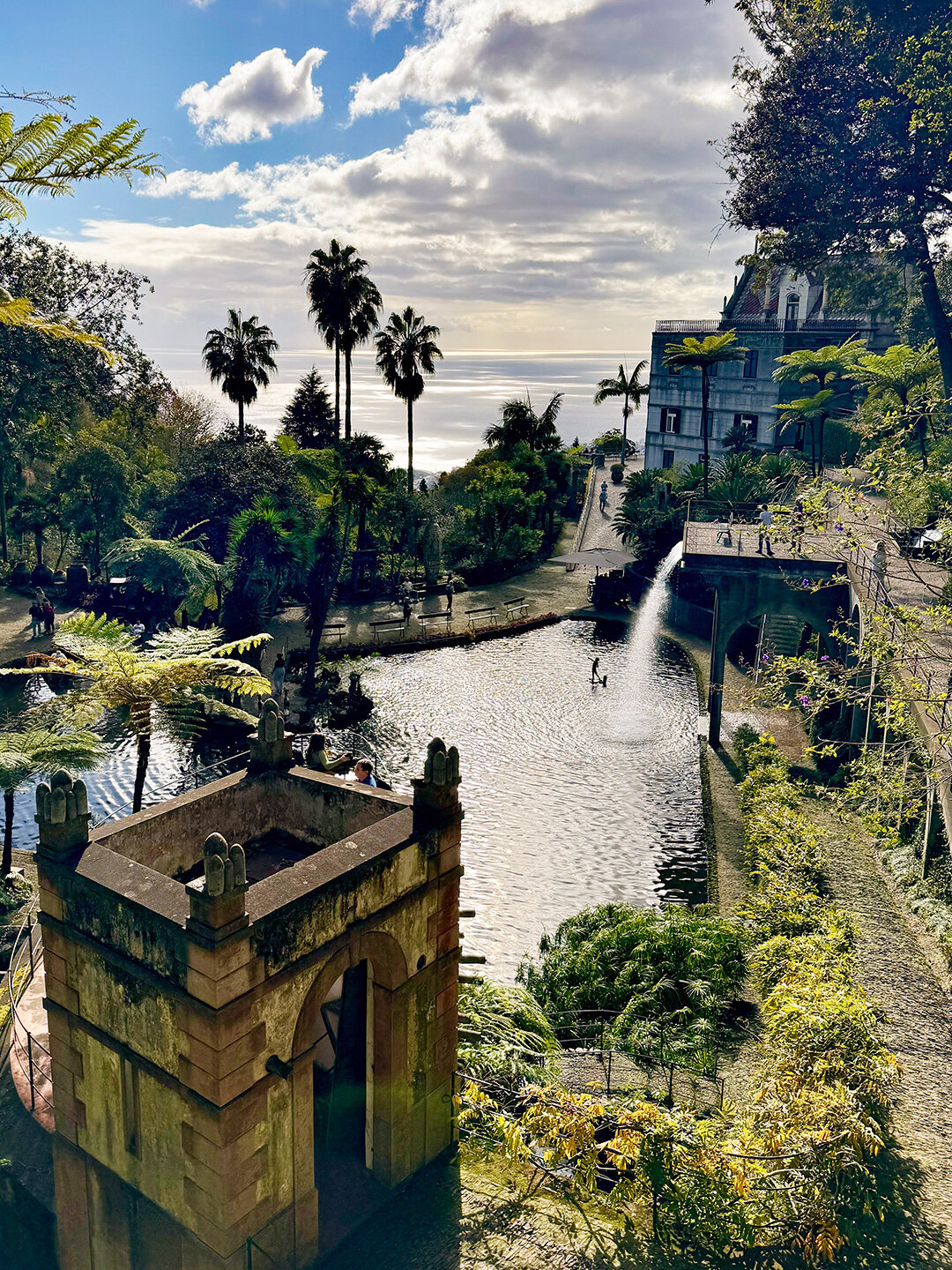Blick auf den Teich im Monte Palace Tropical Garden in Funchal mit Atlantik im Hintergrund Blick auf den Teich im Monte Palace Tropical Garden mit Atlantik im Hintergrund