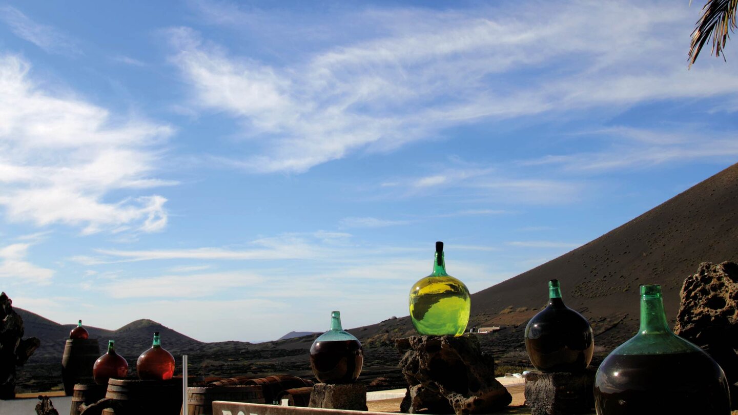 Weinflaschen vor einer Bodega in La Geria auf Lanzarote