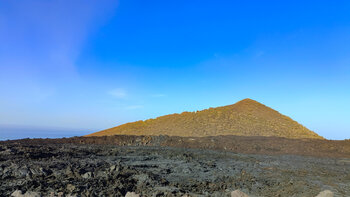 alte Vulkankegel im Lavameer des Vulkans Tajogaite