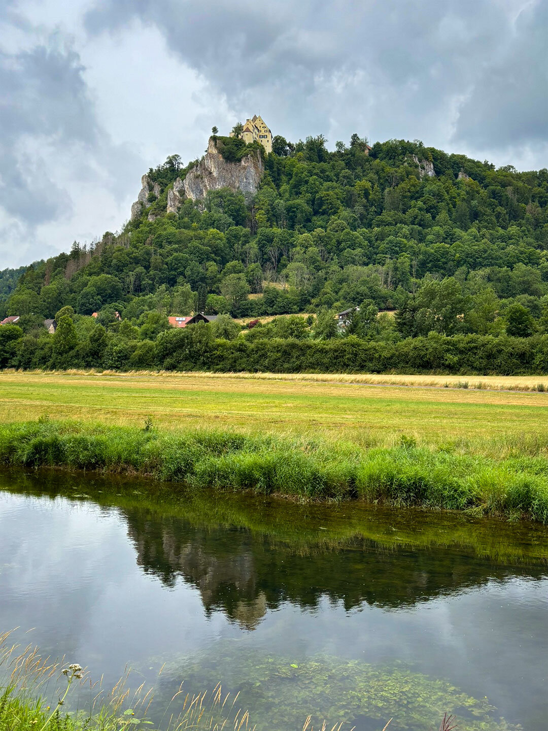 Blick auf Schloss Werenag über dem Oberen Donautal in der Schwäbischen Alb Blick auf Schloss Werenag über dem Oberen Donautal