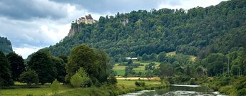 Schloss Werenag thront hoch oben über dem Oberen Donautal
