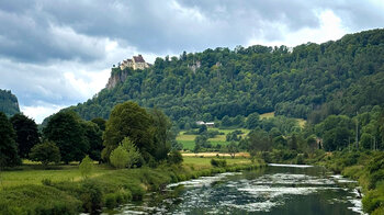 Schloss Werenag thront hoch oben über dem Oberen Donautal