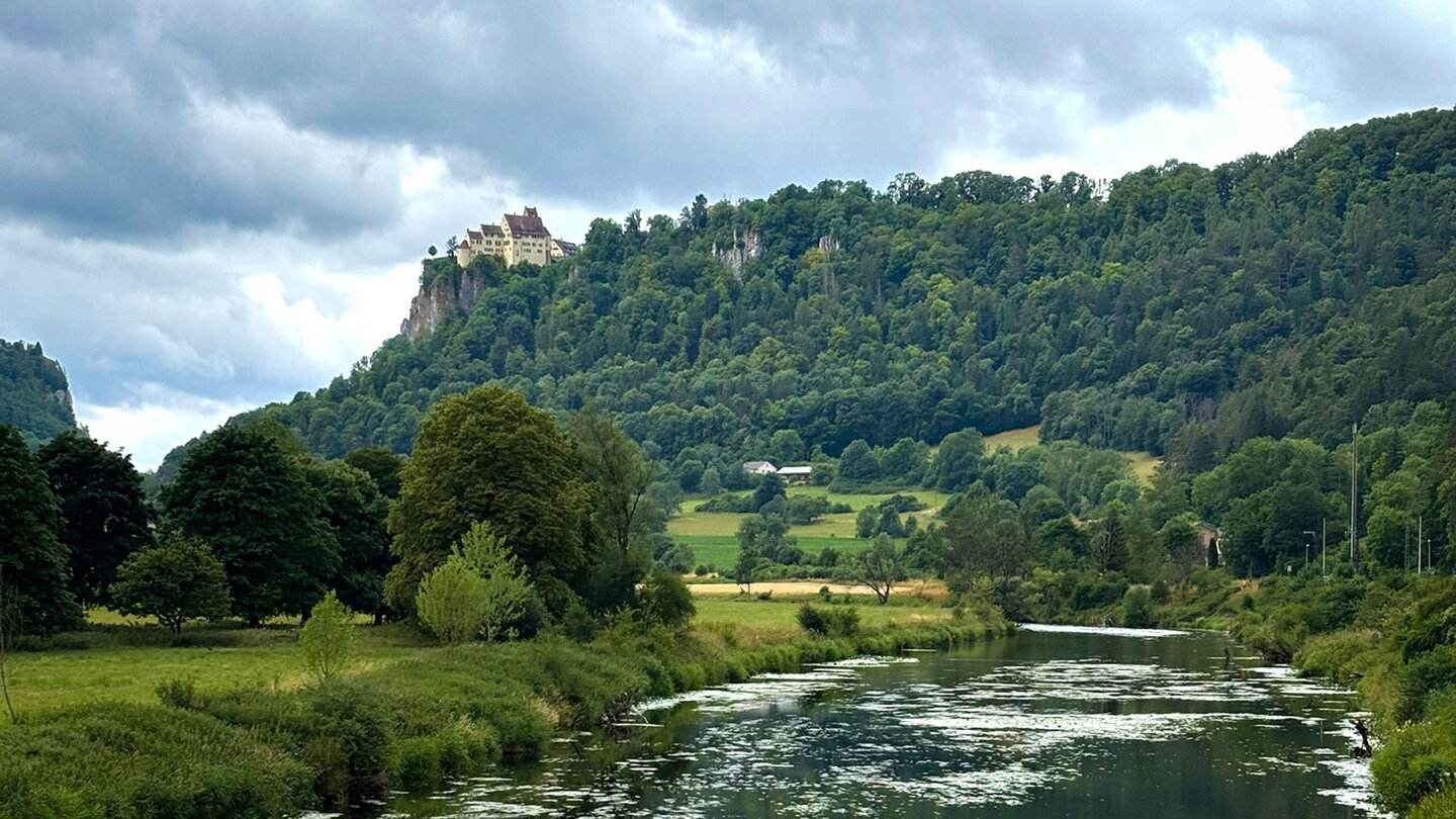 Burg und Schloss Werenag thront hoch oben über dem Oberen Donautal Schloss Werenag thront hoch oben über dem Oberen Donautal