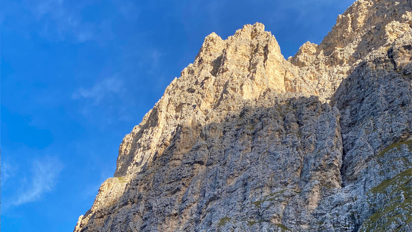 Blick auf sonnenbestrahlte Gipfel