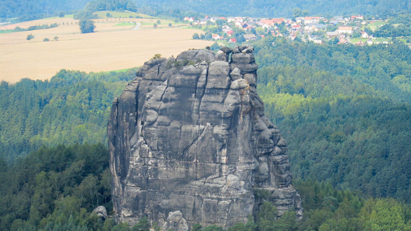 Blick auf den Falkenstein in der Sächsischen Schweiz der Falkenstein in der Sächsischen Schweiz