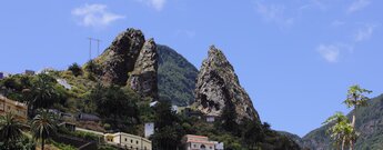 Häuser unterhalb der Felsen Roques Pedro y Petra in El Curato auf La Gomera