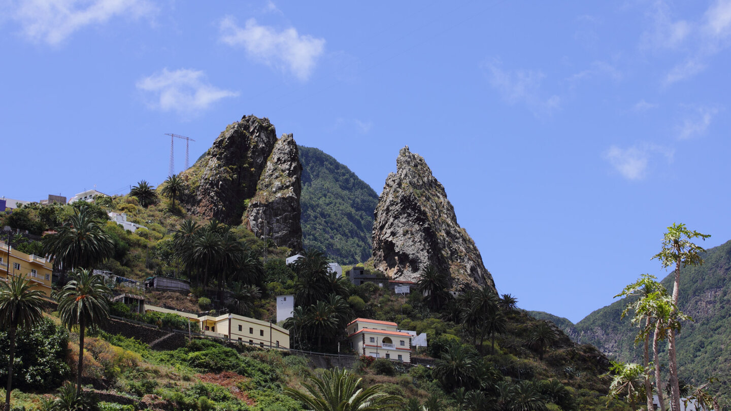 Häuser unterhalb der Felsen Roques Pedro y Petra in El Curato auf La Gomera