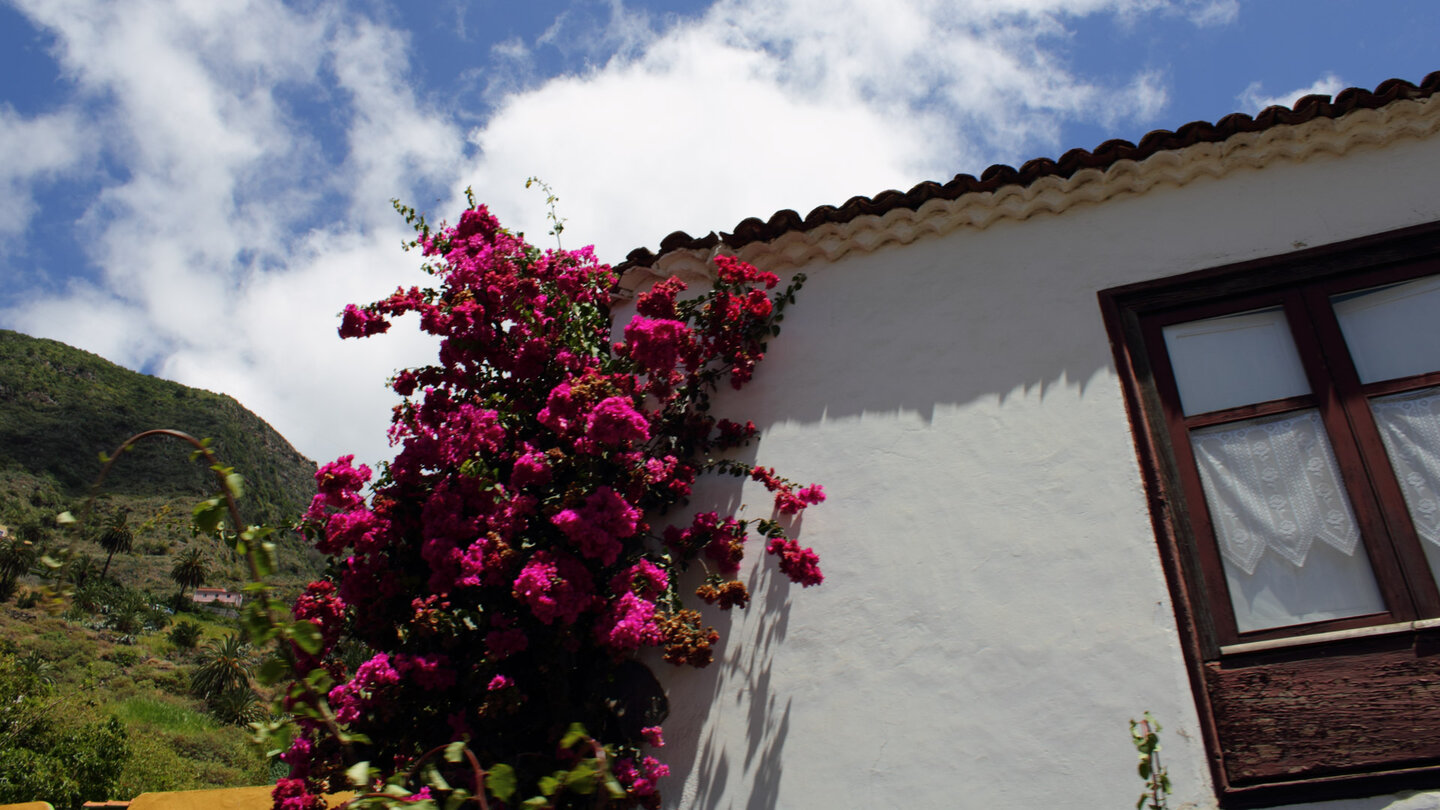 mit Blumen verzierte Hausfassade in El Curato auf La Gomera