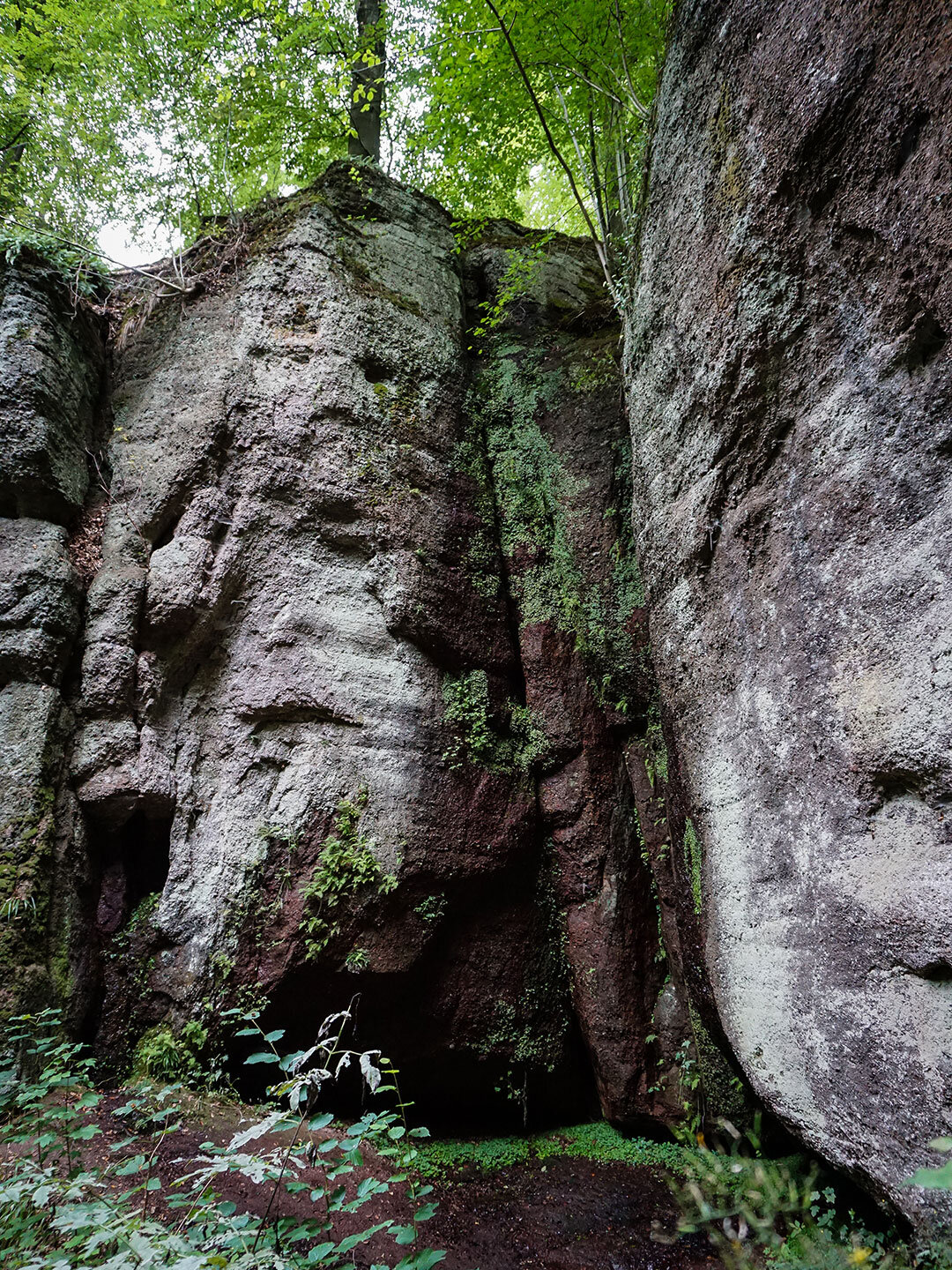 Blick auf die Felsen der Elfengrotte ein Blick auf die Felsen der Elfengrotte