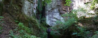 elf Meter hohe Felswände an der Elfengrotte