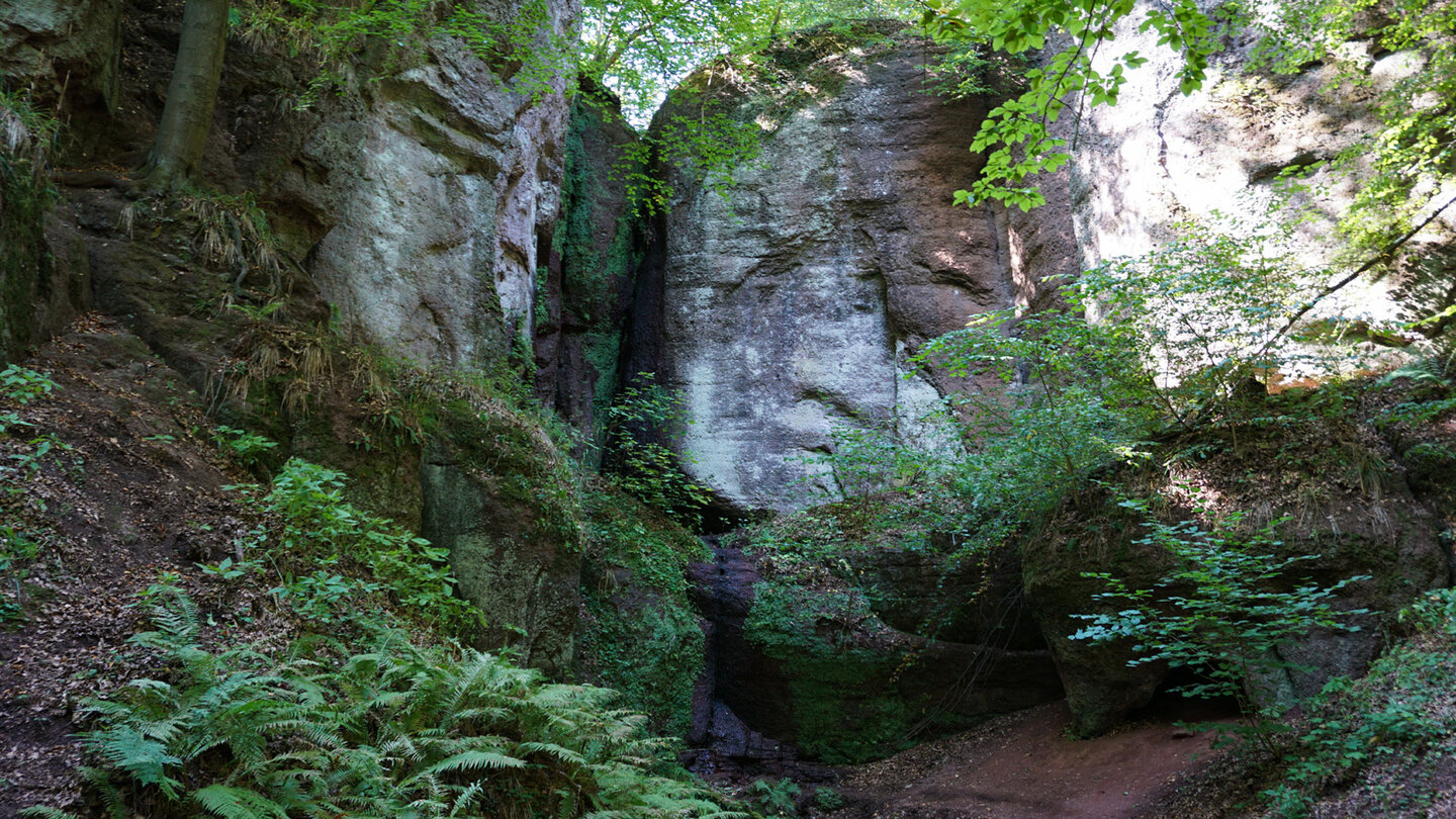 die elf Meter hohen Felswände an der Elfengrotte elf Meter hohe Felswände an der Elfengrotte