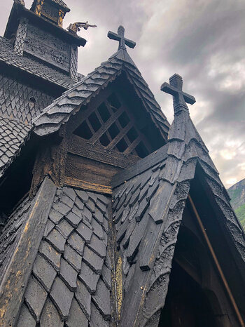 Drachenköpfe und Kreuze an der Dachkonstruktion der Kirche