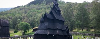 die Stabkirche von Borgund in der Landschaft des Lærdals