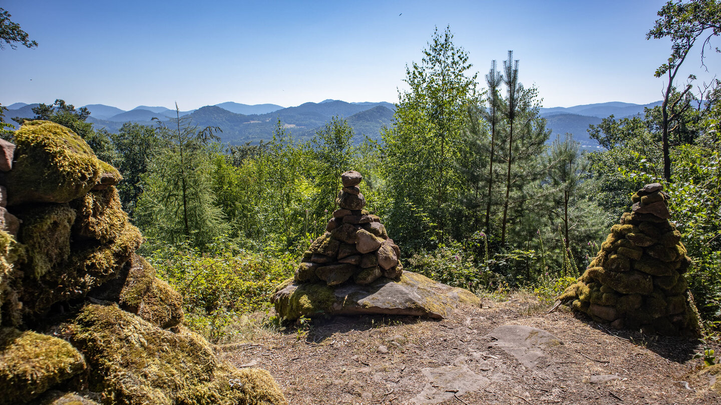 Vom Aussichtspunkt am Löffelsberg entfaltet sich ein Panorama über den Pfälzerwald in seiner ganzen Weite.