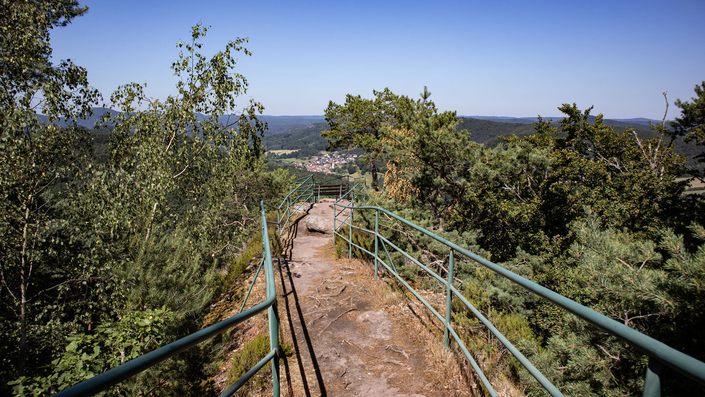 Wanderweg auf den Löffelsbergfels.