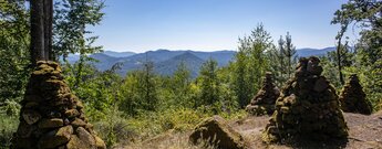 Der Löffelsberg bietet einen Fernblick über den Wasgau.