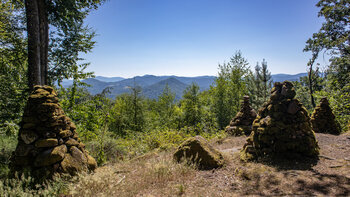 Der Löffelsberg bietet einen Fernblick über den Wasgau.