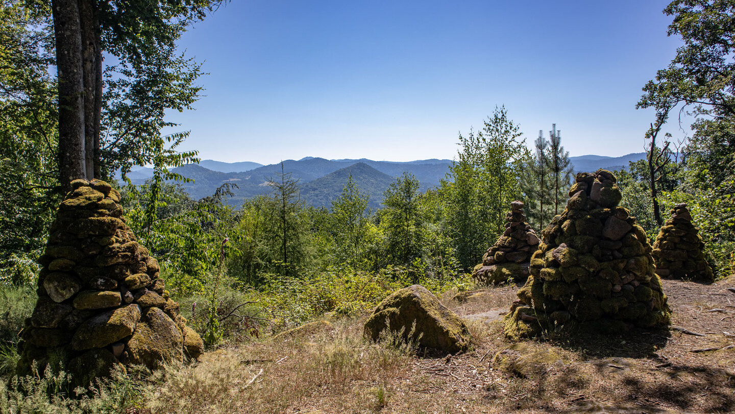 Der Löffelsberg bietet einen Fernblick über den Wasgau.