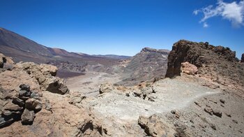 schmaler Wanderpfad an der Abbruchkante der Caldera-Randberge mit dem Guajara im Hintergrund