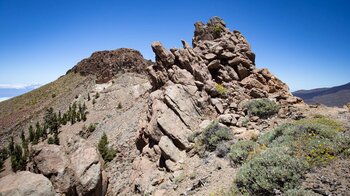 Blick zurück über eine Felsformation zum Roque del Almendro