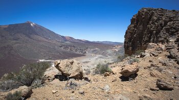 Ausblick in die Caldera mit den Roques de García, im Hintergrund Teide und Montaña Blanca