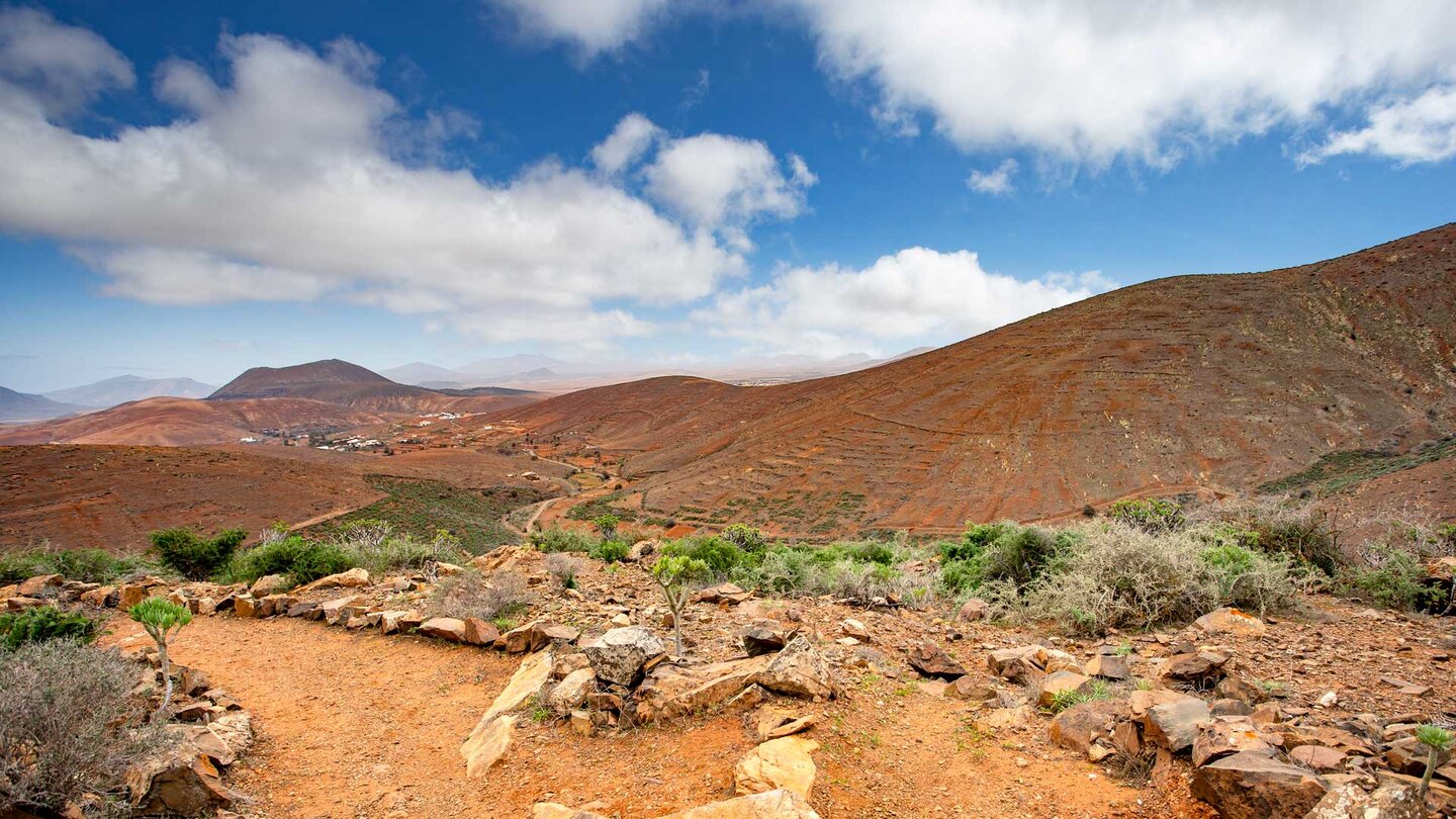 Ausblick von Wanderweg auf den Vulkankegel der Caldera Gairial