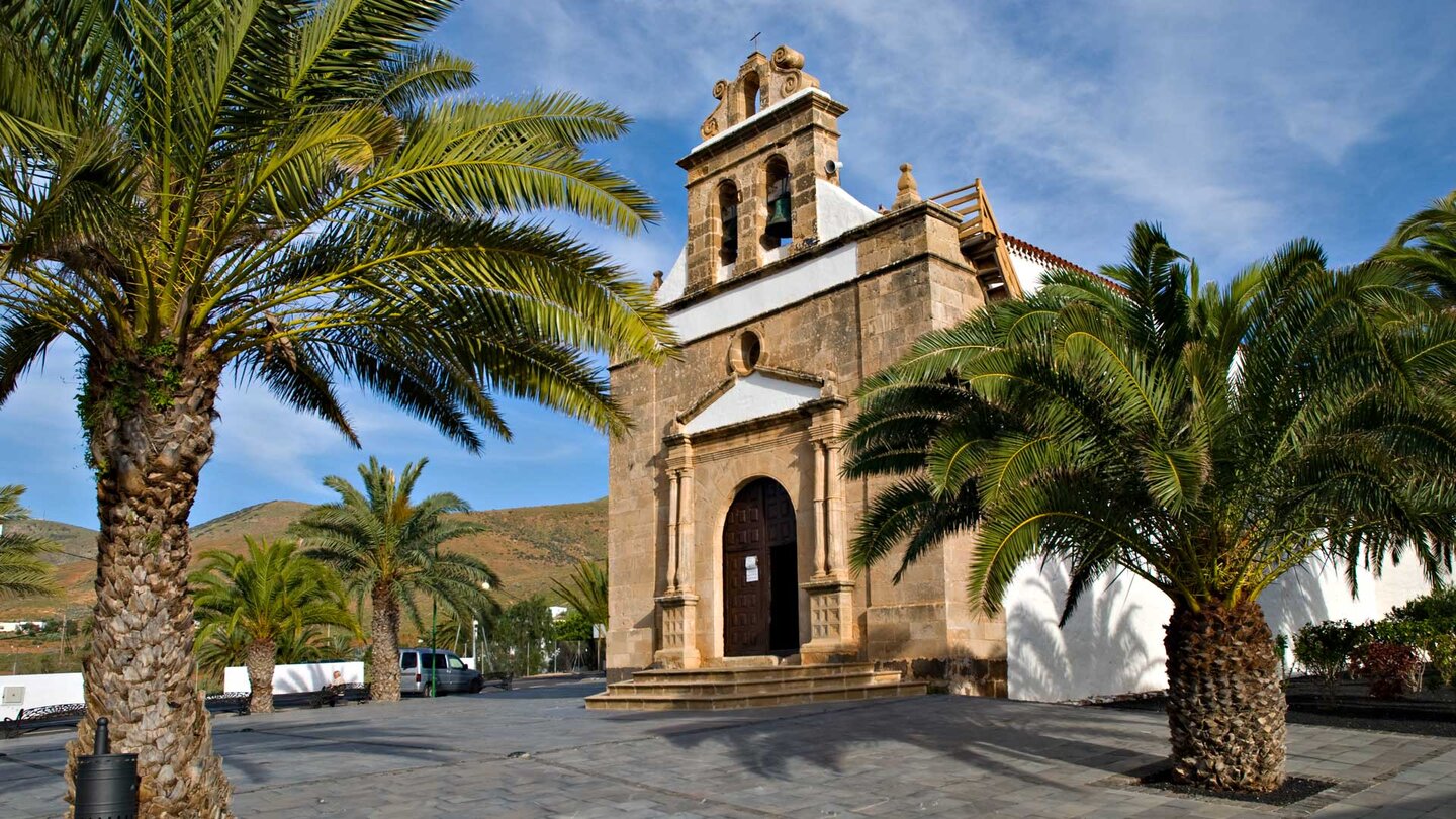 die Kirche Nuestra Señora de la Peña an der Plaza in Vega de Río Palmas