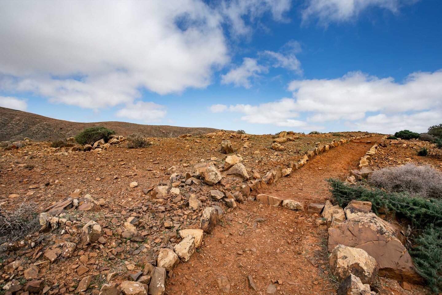 Wanderweg entlang der Bergrücken bei Betancuria