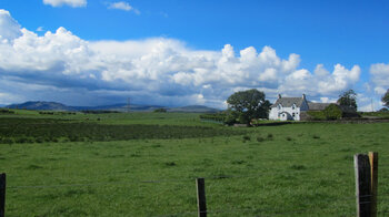 ein Cottage inmitten grüner Weiden