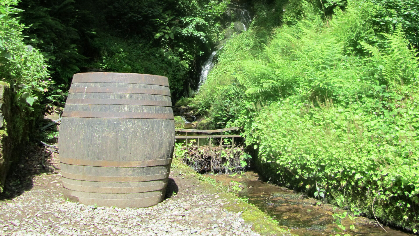 altes Whiskyfass hinter der Glengoyne Distillery