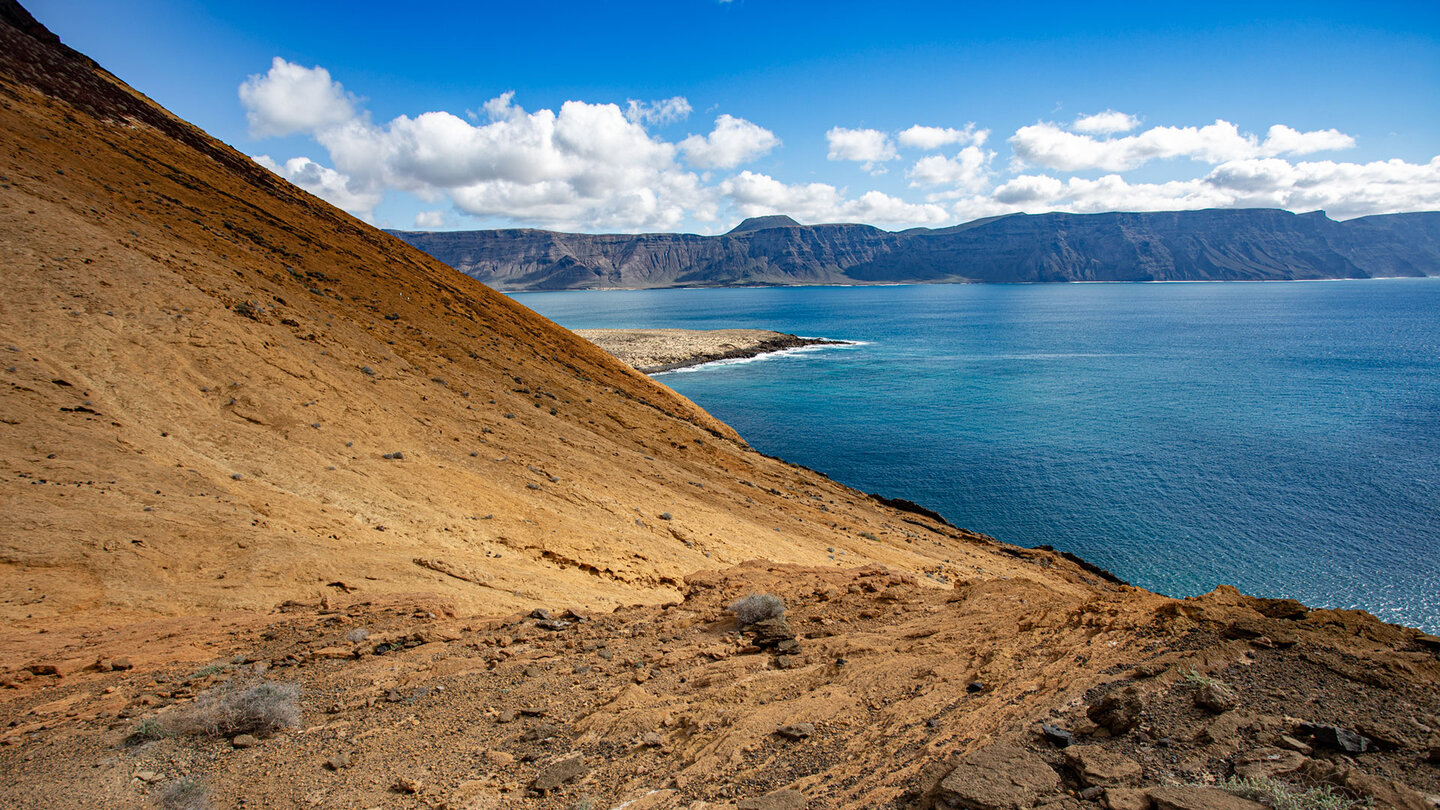 Blick von der Punta del Pobre über den Montaña Amarilla auf Famara