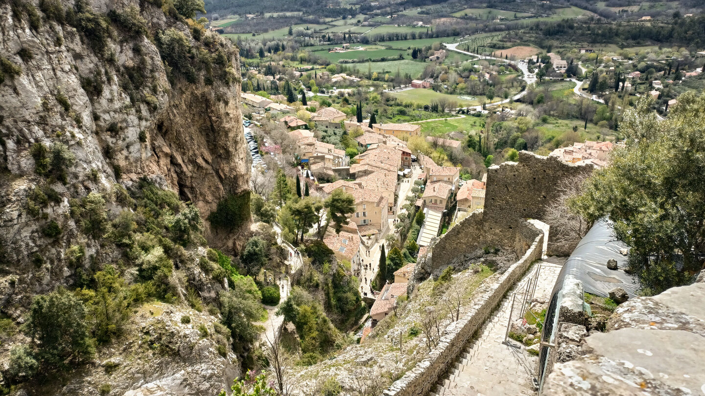 Blick von der Kapelle Notre-Dame de Beauvoir auf Moustiers-Sainte-Marie