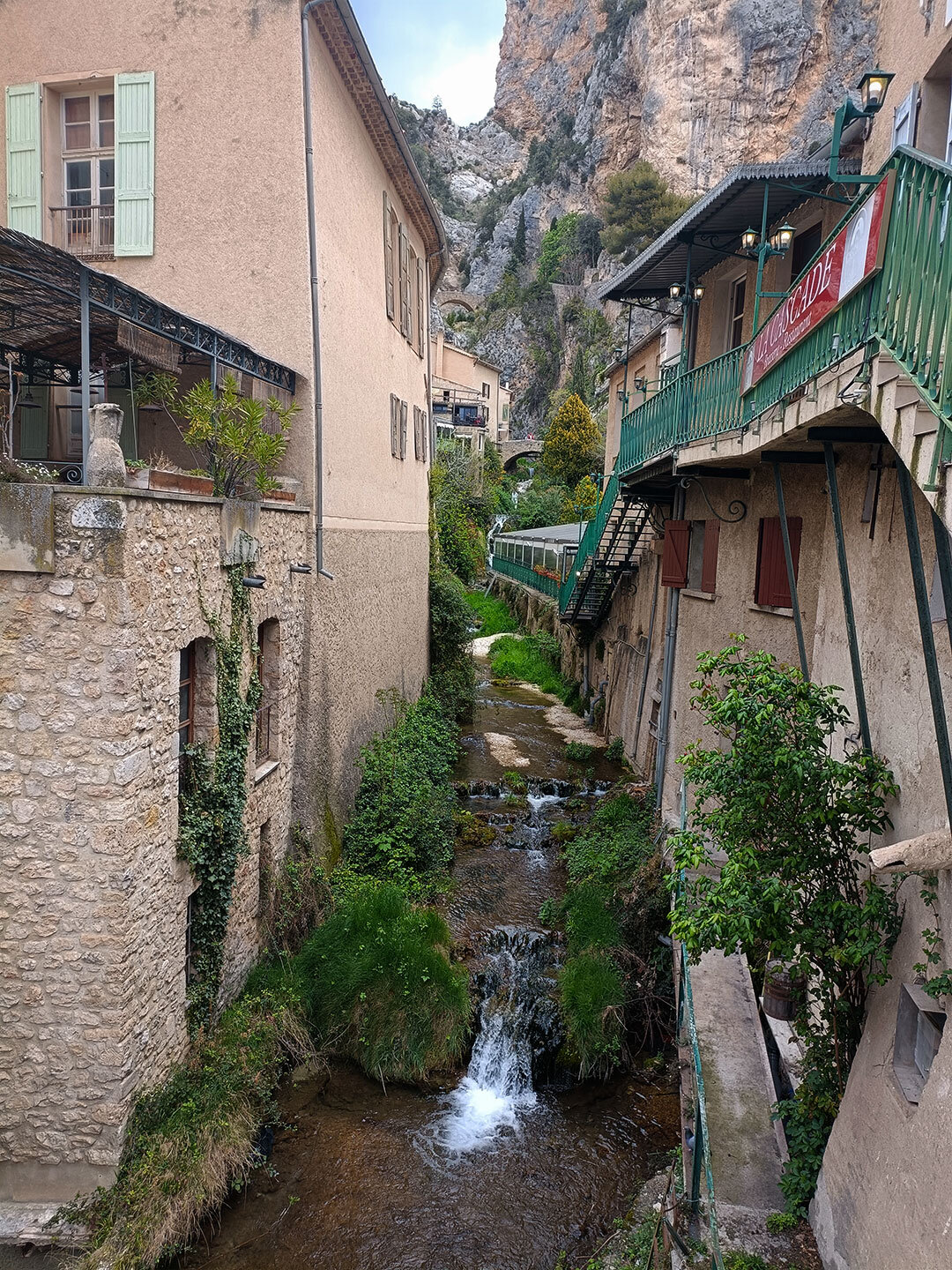 der Bach Ravine de Notre Dame in Moustiers-Sainte-Marie