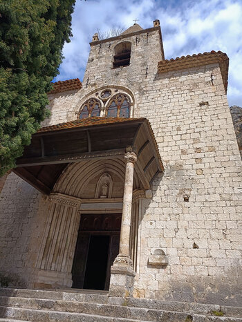 Eingangsportal der Kapelle Notre-Dame de Beauvoir in Moustiers-Sainte-Marie