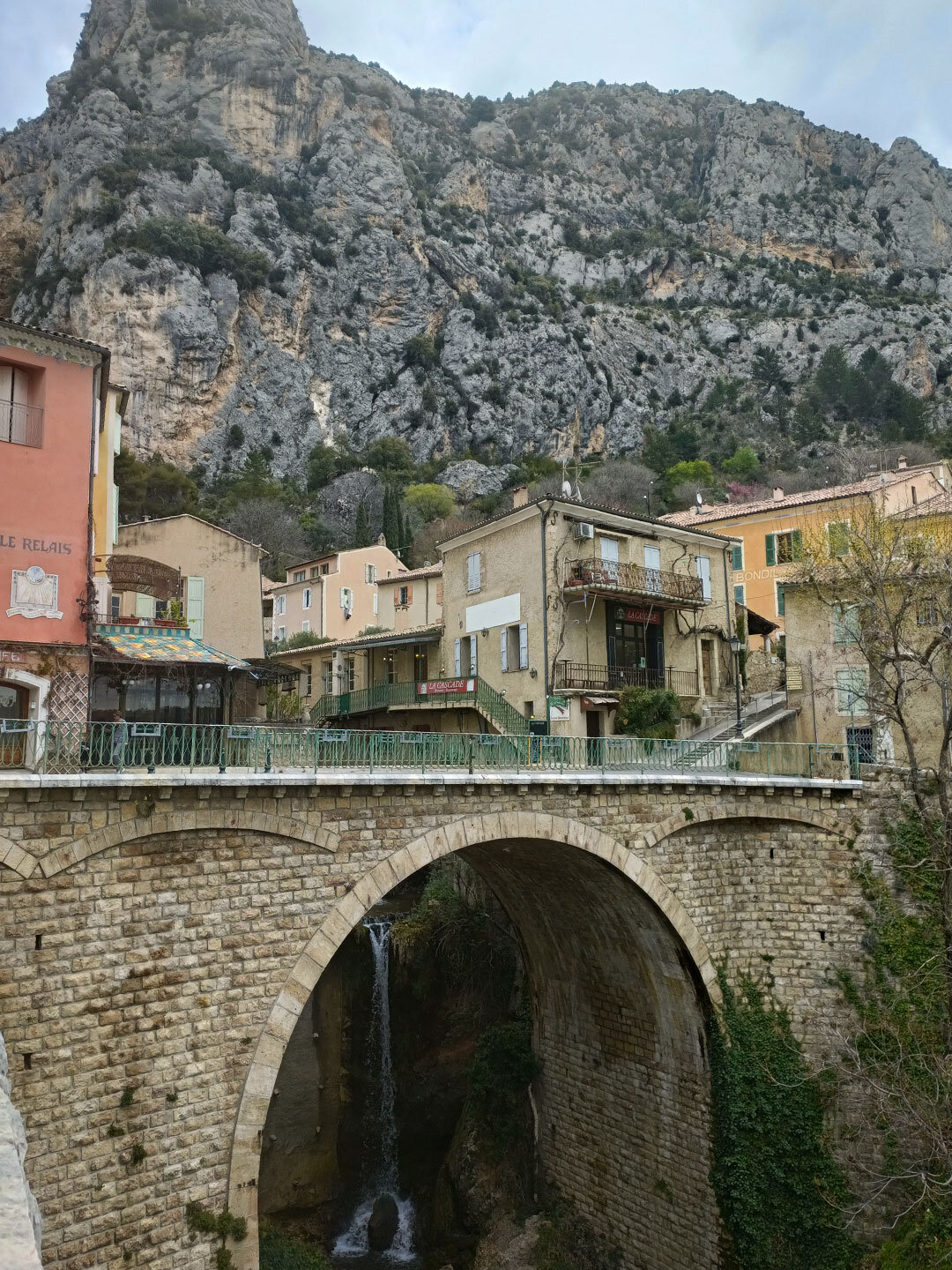Bogenbrücke überspannt den Ravine de Notre Dame in Moustiers-Sainte-Marie