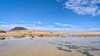 Blick zum Montaña Amarilla vom Strand Playa del Salado