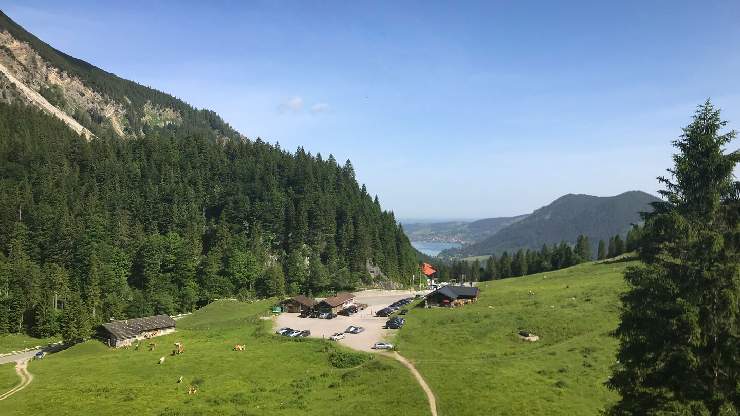 der Parkplatz und die Hütten am Spitzingsattel Parkplatz und die Hütten am Spitzingsattel