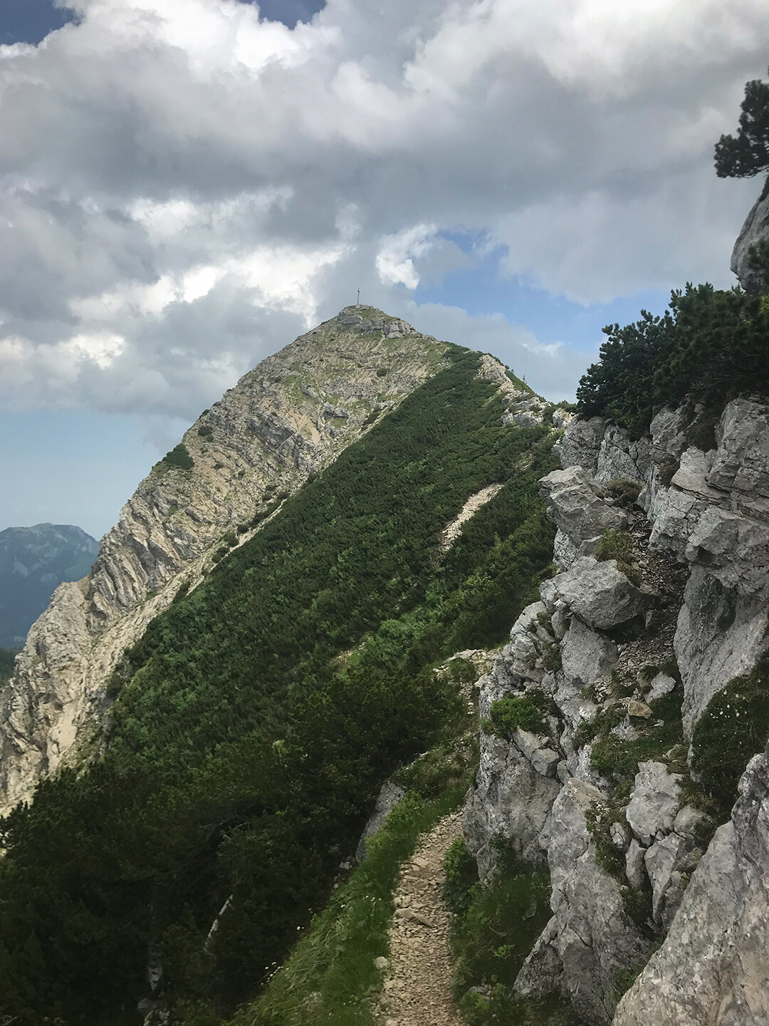 Weg entlang der Felsen nahe des Aiplspitz Weg entlang der Felsen nahe des Aiplspitz