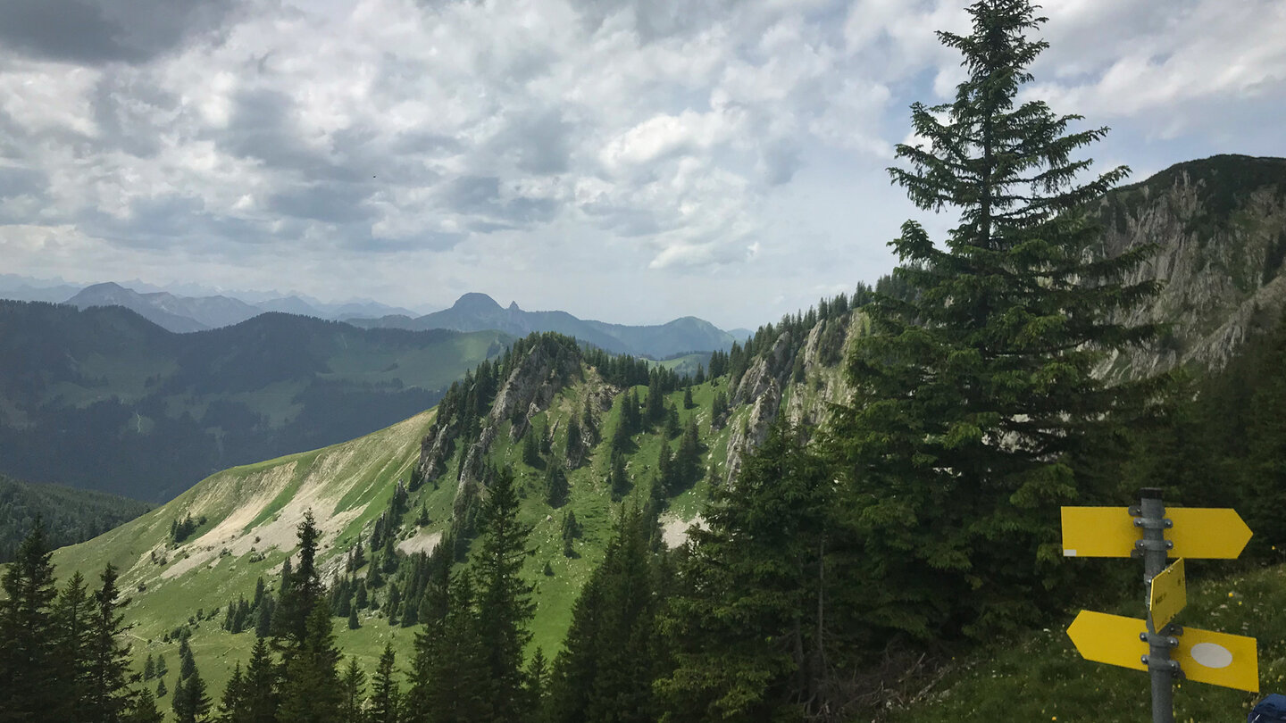 Wegweiser mit Blick auf das Tal Wegweiser mit Blick auf das Tal