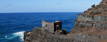 das Geisterdorf El Fajana auf La Palma mit dem Atlantik im Hintergrund