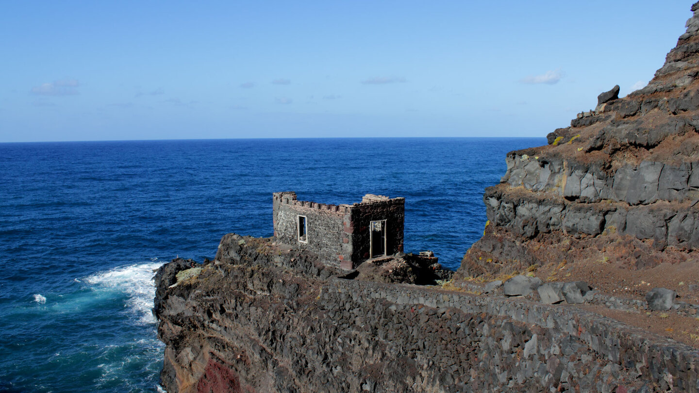 das Geisterdorf El Fajana auf La Palma mit dem Atlantik im Hintergrund