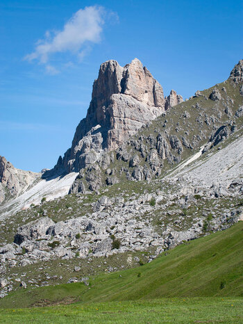 zwischen dem Monte Averau und Monte Gusela erhebt sich der Monte Nuvolau in den Dolomiten