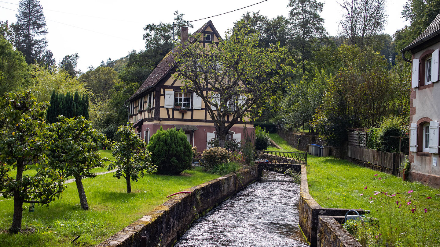 Fachwerkhäuser am Kanal des Schwarzbachs im Jaegerthal Fachwerkhäuser am Schwarzbach im Jaegerthal